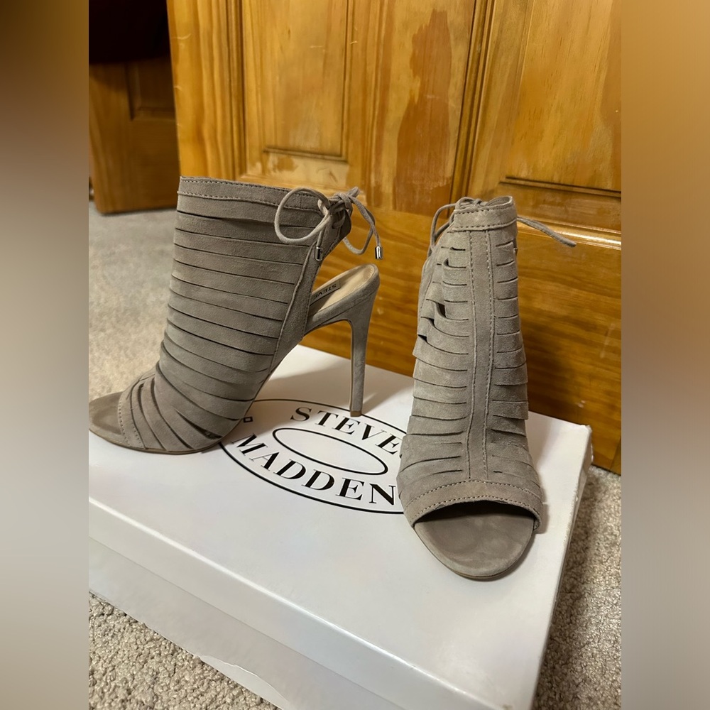 Steve Madden Alayna Taupe Suede Grey Heels size 7.5 GREAT CONDITION